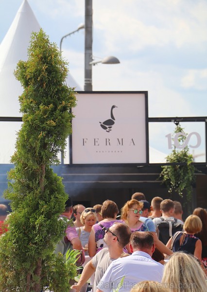 Rīdzinieki un galvaspilsētas viesi 18.08.2018 Spīķeros ar lielu baudu apmeklēja «Rīgas svētku restorāns» pasākumu. Restorāns «Ferma» Rīdzinieki un galvaspilsētas viesi 18.08.2018 Spīķeros ar lielu baudu apmeklēja «Rīgas svētku restorāns» pasākumu. Restorāns «Ferma» 231077