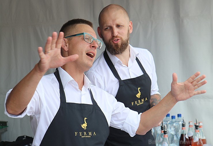Rīdzinieki un galvaspilsētas viesi 18.08.2018 Spīķeros ar lielu baudu apmeklēja «Rīgas svētku restorāns» pasākumu. Restorāns «Ferma» Rīdzinieki un galvaspilsētas viesi 18.08.2018 Spīķeros ar lielu baudu apmeklēja «Rīgas svētku restorāns» pasākumu. Restorāns «Ferma» 231080