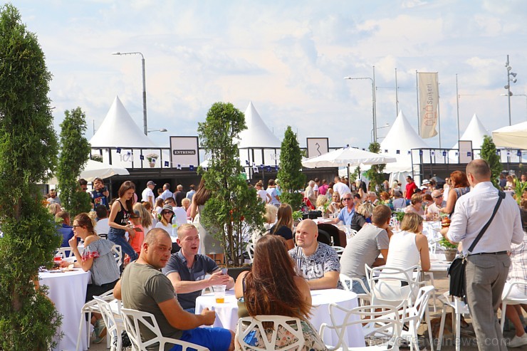 Rīdzinieki un galvaspilsētas viesi 18.08.2018 Spīķeros ar lielu baudu apmeklēja «Rīgas svētku restorāns» pasākumu. Restorāns «Ferma» Rīdzinieki un galvaspilsētas viesi 18.08.2018 Spīķeros ar lielu baudu apmeklēja «Rīgas svētku restorāns» pasākumu. Restorāns «Ferma» 231083