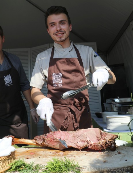 Rīdzinieki un galvaspilsētas viesi 18.08.2018 Spīķeros ar lielu baudu apmeklēja «Rīgas svētku restorāns» pasākumu. Restorāns «Kaļķu vārti» Rīdzinieki un galvaspilsētas viesi 18.08.2018 Spīķeros ar lielu baudu apmeklēja «Rīgas svētku restorāns» pasākumu. Restorāns «Kaļķu vārti» 231124