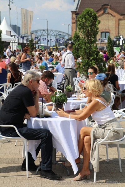 Rīdzinieki un galvaspilsētas viesi 18.08.2018 Spīķeros ar lielu baudu apmeklēja «Rīgas svētku restorāns» pasākumu Rīdzinieki un galvaspilsētas viesi 18.08.2018 Spīķeros ar lielu baudu apmeklēja «Rīgas svētku restorāns» pasākumu 231148