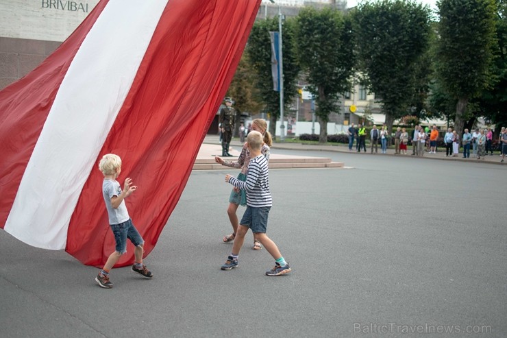 Rīgā notiek Tēva dienai veltīts gājiens 233151
