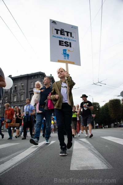 Rīgā notiek Tēva dienai veltīts gājiens 233159