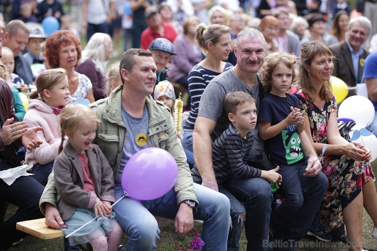 Rīgā notiek Tēva dienai veltīts gājiens 233173