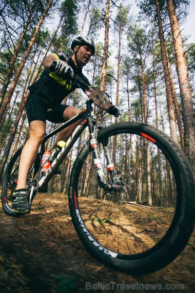 Velobraucēji Jūrmalā krāšņi noslēdz kalnu riteņbraukšanas sezonu. Foto: Lauris Galsons, Rihards Rudzis, Madara Ermansone 234504