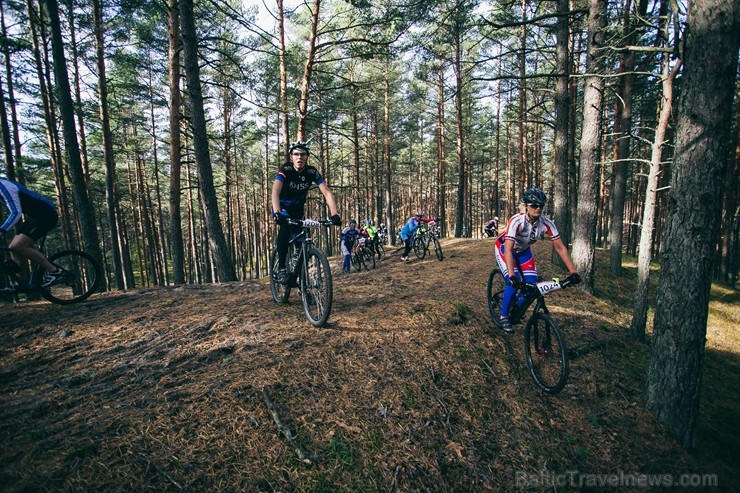 Velobraucēji Jūrmalā krāšņi noslēdz kalnu riteņbraukšanas sezonu. Foto: Lauris Galsons, Rihards Rudzis, Madara Ermansone 234506