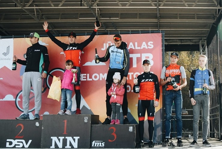 Velobraucēji Jūrmalā krāšņi noslēdz kalnu riteņbraukšanas sezonu. Foto: Lauris Galsons, Rihards Rudzis, Madara Ermansone 234519