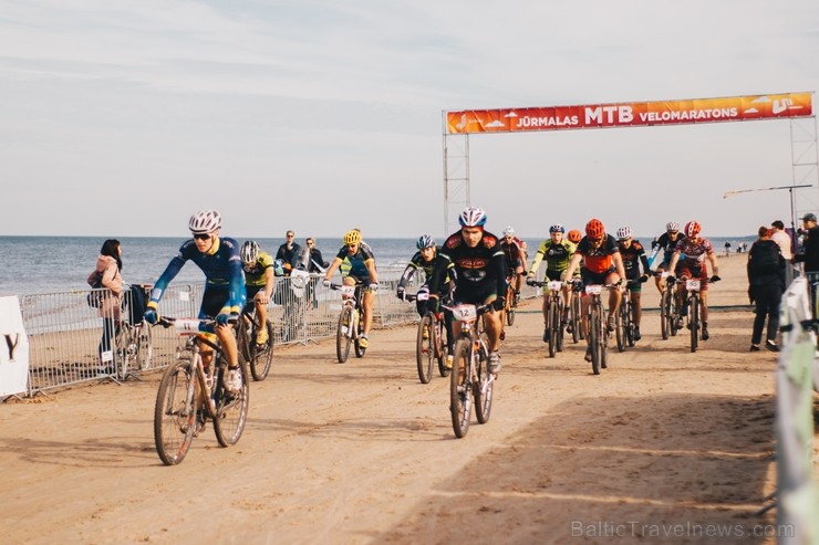 Velobraucēji Jūrmalā krāšņi noslēdz kalnu riteņbraukšanas sezonu. Foto: Lauris Galsons, Rihards Rudzis, Madara Ermansone 234529