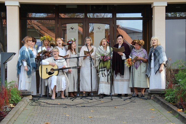 Katra oktobra otrajā sestdienā Valmieras rātslaukumā pilsētas viesi tiek aicināti uz pamatīgu andeli tradicionālajā Simjūda gadatirgū, kas vēsturiski Katra oktobra otrajā sestdienā Valmieras rātslaukumā pilsētas viesi tiek aicināti uz pamatīgu andeli tradicionālajā Simjūda gadatirgū, kas vēsturiski 235170