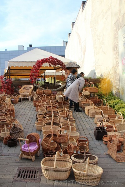 Katra oktobra otrajā sestdienā Valmieras rātslaukumā pilsētas viesi tiek aicināti uz pamatīgu andeli tradicionālajā Simjūda gadatirgū, kas vēsturiski Katra oktobra otrajā sestdienā Valmieras rātslaukumā pilsētas viesi tiek aicināti uz pamatīgu andeli tradicionālajā Simjūda gadatirgū, kas vēsturiski 235171
