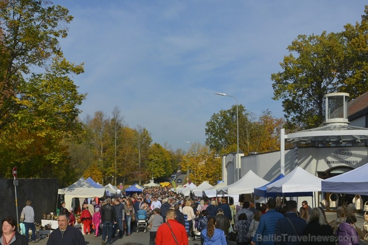 Katra oktobra otrajā sestdienā Valmieras rātslaukumā pilsētas viesi tiek aicināti uz pamatīgu andeli tradicionālajā Simjūda gadatirgū, kas vēsturiski Katra oktobra otrajā sestdienā Valmieras rātslaukumā pilsētas viesi tiek aicināti uz pamatīgu andeli tradicionālajā Simjūda gadatirgū, kas vēsturiski 235180