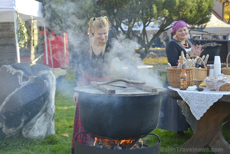 Katra oktobra otrajā sestdienā Valmieras rātslaukumā pilsētas viesi tiek aicināti uz pamatīgu andeli tradicionālajā Simjūda gadatirgū, kas vēsturiski Katra oktobra otrajā sestdienā Valmieras rātslaukumā pilsētas viesi tiek aicināti uz pamatīgu andeli tradicionālajā Simjūda gadatirgū, kas vēsturiski 235185