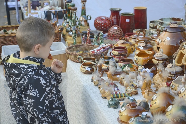 Katra oktobra otrajā sestdienā Valmieras rātslaukumā pilsētas viesi tiek aicināti uz pamatīgu andeli tradicionālajā Simjūda gadatirgū, kas vēsturiski Katra oktobra otrajā sestdienā Valmieras rātslaukumā pilsētas viesi tiek aicināti uz pamatīgu andeli tradicionālajā Simjūda gadatirgū, kas vēsturiski 235186