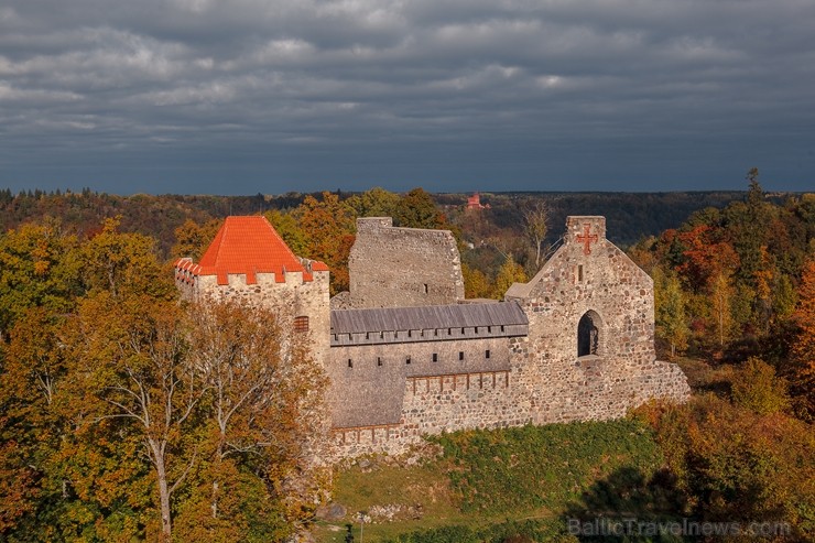 Latvijas un ārvalstu iedzīvotāju ķert zelta lapu mirkļus, atspoguļojot brīnišķīgi krāšņo rudeni. Foto no Siguldas novada pašvaldības vizuālo materiālu 235213