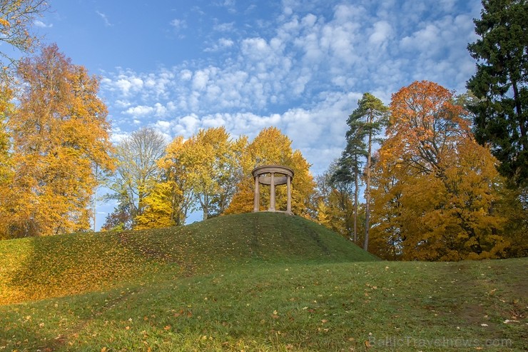 Senatnīgajā Ziemeļvidzemes pilsētā Alūksnē un tās apkārtnē valda zelta rudens. Foto: Igors Metums Senatnīgajā Ziemeļvidzemes pilsētā Alūksnē un tās apkārtnē valda zelta rudens. Foto: Igors Metums 235804