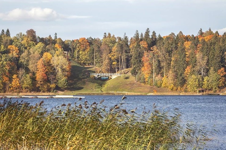 Senatnīgajā Ziemeļvidzemes pilsētā Alūksnē un tās apkārtnē valda zelta rudens. Foto: Igors Metums Senatnīgajā Ziemeļvidzemes pilsētā Alūksnē un tās apkārtnē valda zelta rudens. Foto: Igors Metums 235806