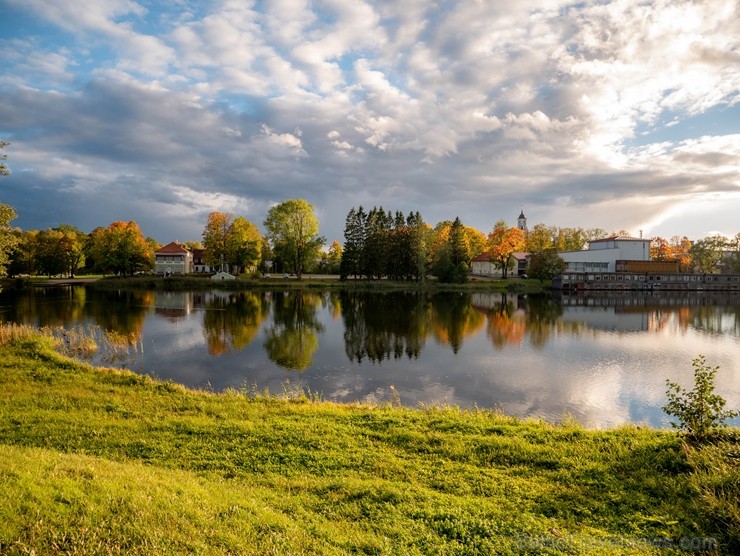 Senatnīgajā Ziemeļvidzemes pilsētā Alūksnē un tās apkārtnē valda zelta rudens. Foto: Linards Luiks Senatnīgajā Ziemeļvidzemes pilsētā Alūksnē un tās apkārtnē valda zelta rudens. Foto: Linards Luiks 235812