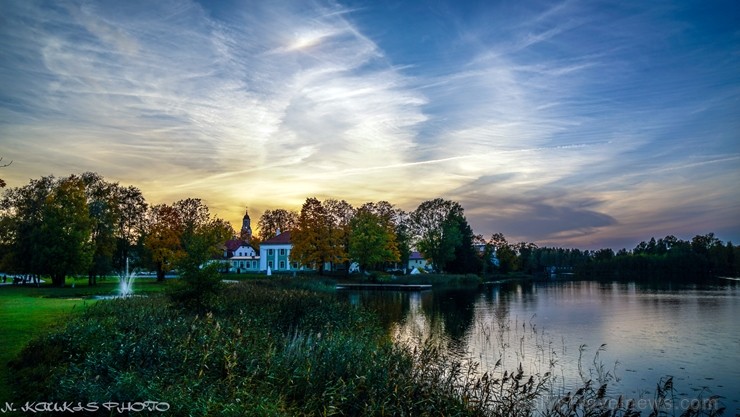 Senatnīgajā Ziemeļvidzemes pilsētā Alūksnē un tās apkārtnē valda zelta rudens. Foto: Normunds Kaukis Senatnīgajā Ziemeļvidzemes pilsētā Alūksnē un tās apkārtnē valda zelta rudens. Foto: Normunds Kaukis 235825