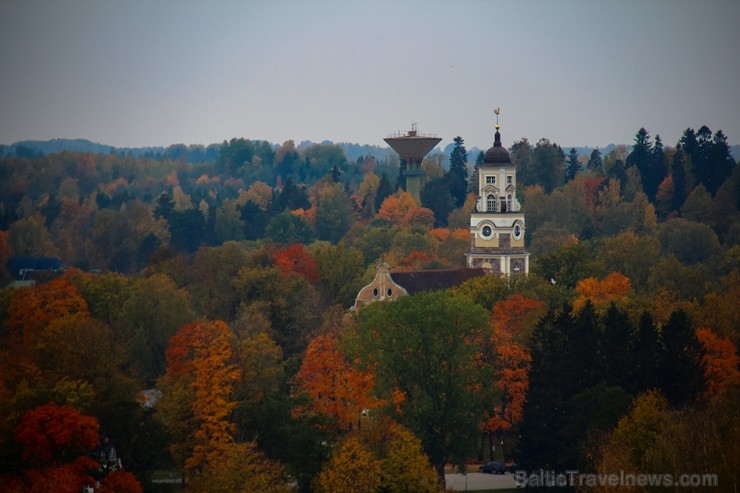 Senatnīgajā Ziemeļvidzemes pilsētā Alūksnē un tās apkārtnē valda zelta rudens. Foto: Ralfs Strazds Senatnīgajā Ziemeļvidzemes pilsētā Alūksnē un tās apkārtnē valda zelta rudens. Foto: Ralfs Strazds 235828
