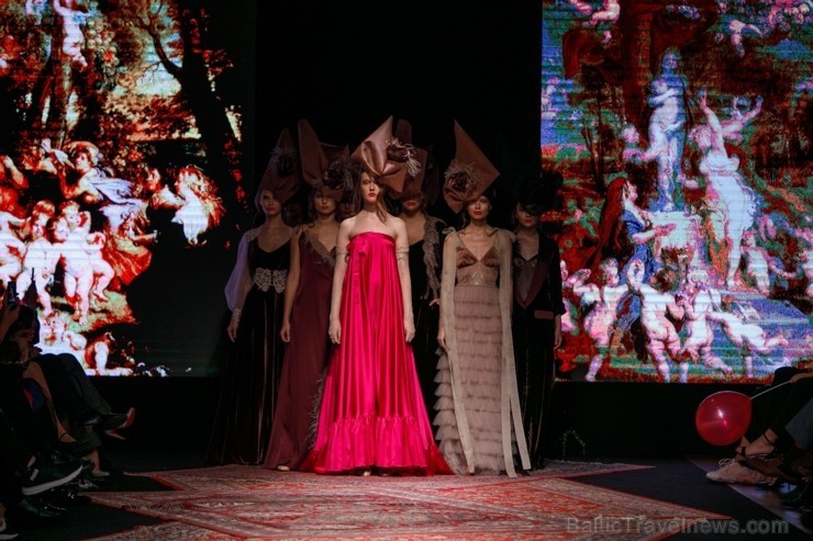«Amoralle» kaislīgi un sievišķīgi demonstrē jauno kolekciju «Riga Fashion Week» modes skatē 236399