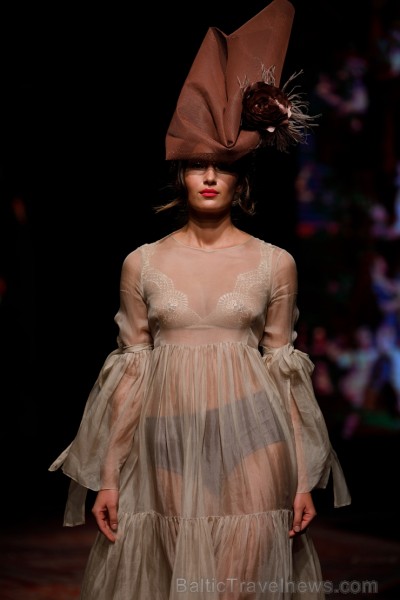 «Amoralle» kaislīgi un sievišķīgi demonstrē jauno kolekciju «Riga Fashion Week» modes skatē 236401