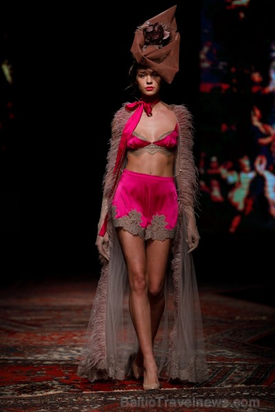 «Amoralle» kaislīgi un sievišķīgi demonstrē jauno kolekciju «Riga Fashion Week» modes skatē 236402