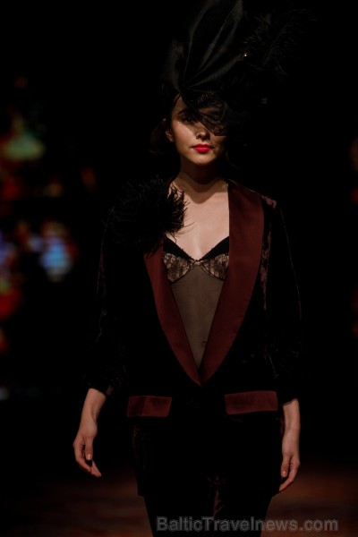 «Amoralle» kaislīgi un sievišķīgi demonstrē jauno kolekciju «Riga Fashion Week» modes skatē 236417