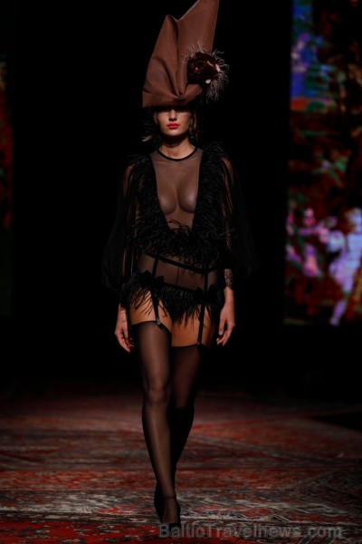 «Amoralle» kaislīgi un sievišķīgi demonstrē jauno kolekciju «Riga Fashion Week» modes skatē 236435
