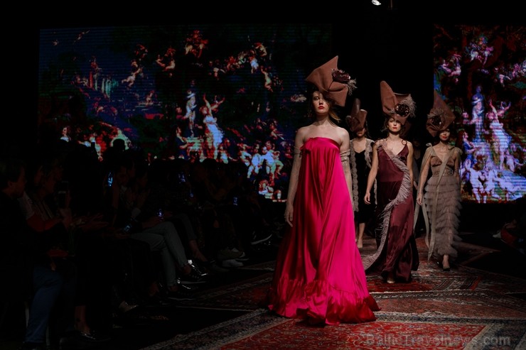 «Amoralle» kaislīgi un sievišķīgi demonstrē jauno kolekciju «Riga Fashion Week» modes skatē 236437