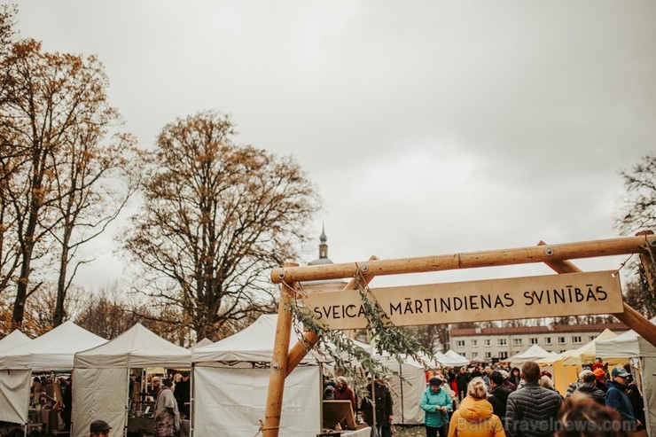 Valmiermuižas parkā Mārtiņdienas svinībās un tirdziņā Valmiermuižas parkā Mārtiņdienas svinībās un tirdziņā