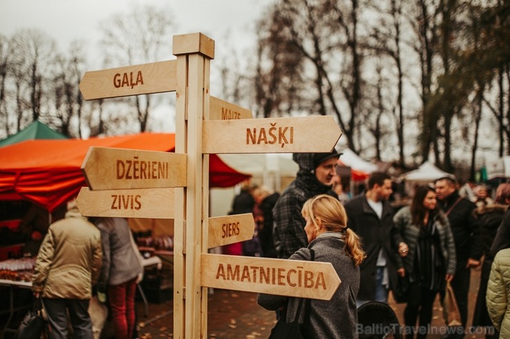 Valmiermuižas parkā Mārtiņdienas svinībās un tirdziņā Valmiermuižas parkā Mārtiņdienas svinībās un tirdziņā