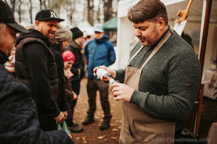 Valmiermuižas parkā Mārtiņdienas svinībās un tirdziņā Valmiermuižas parkā Mārtiņdienas svinībās un tirdziņā