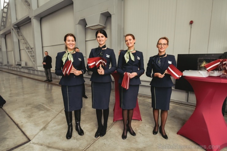 Latvijas lidsabiedrība airBaltic pasniedza unikālu dāvanu Latvijai simtgadē – lidmašīnu ar īpašo krāsojumu. airBaltic Airbus A220-300 lidmašīnu ar reģ Latvijas lidsabiedrība airBaltic pasniedza unikālu dāvanu Latvijai simtgadē – lidmašīnu ar īpašo krāsojumu. airBaltic Airbus A220-300 lidmašīnu ar reģ 237746