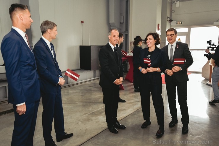 Latvijas lidsabiedrība airBaltic pasniedza unikālu dāvanu Latvijai simtgadē – lidmašīnu ar īpašo krāsojumu. airBaltic Airbus A220-300 lidmašīnu ar reģ Latvijas lidsabiedrība airBaltic pasniedza unikālu dāvanu Latvijai simtgadē – lidmašīnu ar īpašo krāsojumu. airBaltic Airbus A220-300 lidmašīnu ar reģ 237749