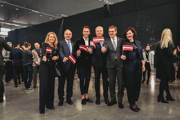 Latvijas lidsabiedrība airBaltic pasniedza unikālu dāvanu Latvijai simtgadē – lidmašīnu ar īpašo krāsojumu. airBaltic Airbus A220-300 lidmašīnu ar reģ Latvijas lidsabiedrība airBaltic pasniedza unikālu dāvanu Latvijai simtgadē – lidmašīnu ar īpašo krāsojumu. airBaltic Airbus A220-300 lidmašīnu ar reģ 237750
