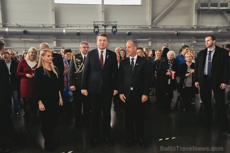 Latvijas lidsabiedrība airBaltic pasniedza unikālu dāvanu Latvijai simtgadē – lidmašīnu ar īpašo krāsojumu. airBaltic Airbus A220-300 lidmašīnu ar reģ Latvijas lidsabiedrība airBaltic pasniedza unikālu dāvanu Latvijai simtgadē – lidmašīnu ar īpašo krāsojumu. airBaltic Airbus A220-300 lidmašīnu ar reģ 237751