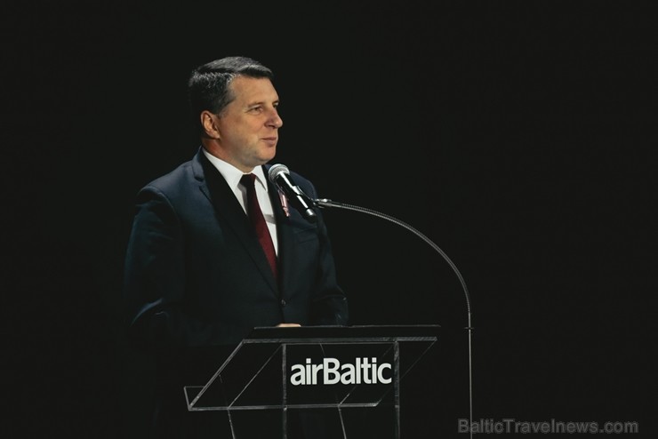 Latvijas lidsabiedrība airBaltic pasniedza unikālu dāvanu Latvijai simtgadē – lidmašīnu ar īpašo krāsojumu. airBaltic Airbus A220-300 lidmašīnu ar reģ Latvijas lidsabiedrība airBaltic pasniedza unikālu dāvanu Latvijai simtgadē – lidmašīnu ar īpašo krāsojumu. airBaltic Airbus A220-300 lidmašīnu ar reģ 237753