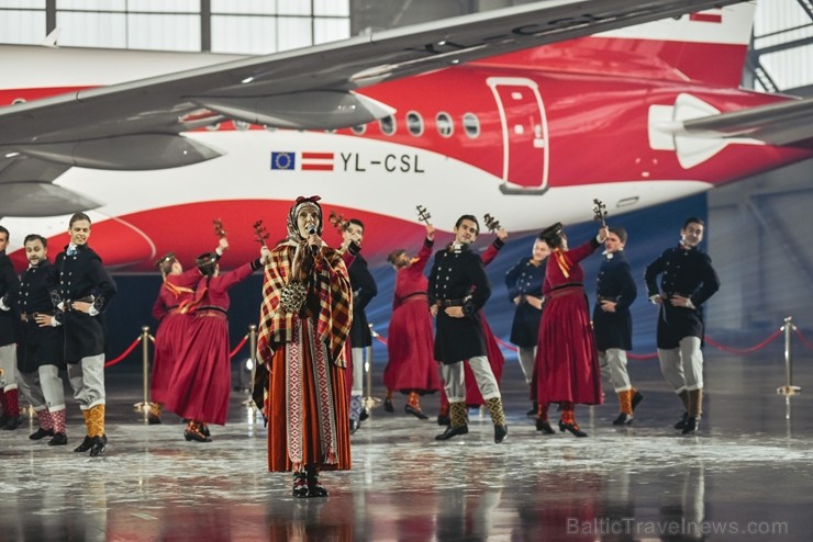 Latvijas lidsabiedrība airBaltic pasniedza unikālu dāvanu Latvijai simtgadē – lidmašīnu ar īpašo krāsojumu. airBaltic Airbus A220-300 lidmašīnu ar reģ Latvijas lidsabiedrība airBaltic pasniedza unikālu dāvanu Latvijai simtgadē – lidmašīnu ar īpašo krāsojumu. airBaltic Airbus A220-300 lidmašīnu ar reģ 237755