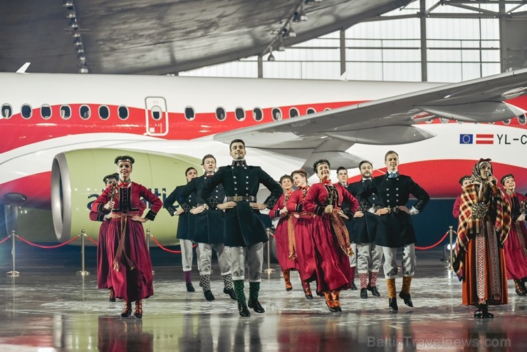 Latvijas lidsabiedrība airBaltic pasniedza unikālu dāvanu Latvijai simtgadē – lidmašīnu ar īpašo krāsojumu. airBaltic Airbus A220-300 lidmašīnu ar reģ Latvijas lidsabiedrība airBaltic pasniedza unikālu dāvanu Latvijai simtgadē – lidmašīnu ar īpašo krāsojumu. airBaltic Airbus A220-300 lidmašīnu ar reģ 237756