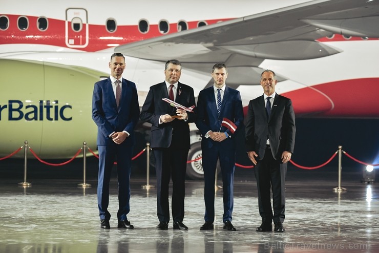 Latvijas lidsabiedrība airBaltic pasniedza unikālu dāvanu Latvijai simtgadē – lidmašīnu ar īpašo krāsojumu. airBaltic Airbus A220-300 lidmašīnu ar reģ Latvijas lidsabiedrība airBaltic pasniedza unikālu dāvanu Latvijai simtgadē – lidmašīnu ar īpašo krāsojumu. airBaltic Airbus A220-300 lidmašīnu ar reģ 237758
