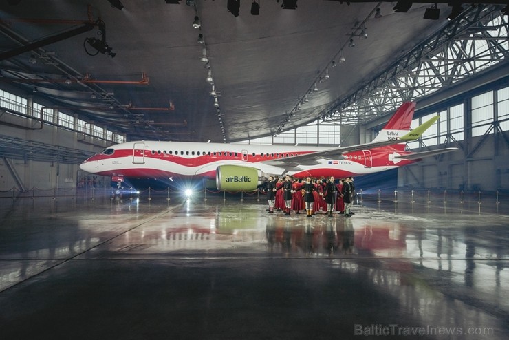 Latvijas lidsabiedrība airBaltic pasniedza unikālu dāvanu Latvijai simtgadē – lidmašīnu ar īpašo krāsojumu. airBaltic Airbus A220-300 lidmašīnu ar reģ Latvijas lidsabiedrība airBaltic pasniedza unikālu dāvanu Latvijai simtgadē – lidmašīnu ar īpašo krāsojumu. airBaltic Airbus A220-300 lidmašīnu ar reģ 237759