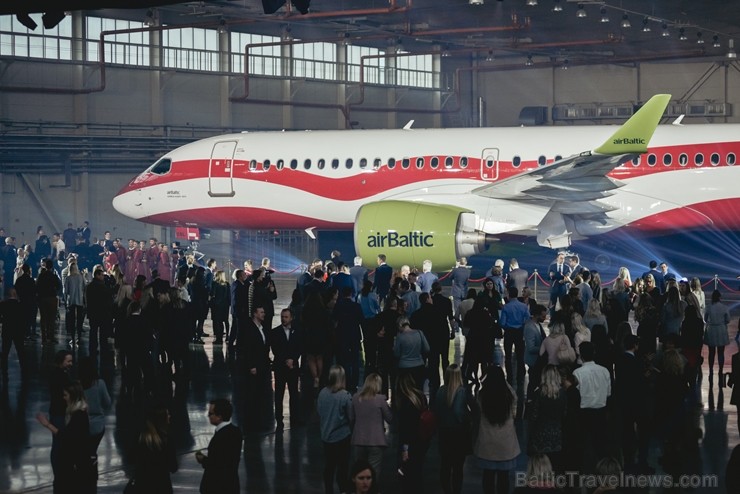 Latvijas lidsabiedrība airBaltic pasniedza unikālu dāvanu Latvijai simtgadē – lidmašīnu ar īpašo krāsojumu. airBaltic Airbus A220-300 lidmašīnu ar reģ Latvijas lidsabiedrība airBaltic pasniedza unikālu dāvanu Latvijai simtgadē – lidmašīnu ar īpašo krāsojumu. airBaltic Airbus A220-300 lidmašīnu ar reģ 237764