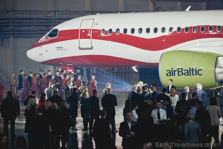 Latvijas lidsabiedrība airBaltic pasniedza unikālu dāvanu Latvijai simtgadē – lidmašīnu ar īpašo krāsojumu. airBaltic Airbus A220-300 lidmašīnu ar reģ Latvijas lidsabiedrība airBaltic pasniedza unikālu dāvanu Latvijai simtgadē – lidmašīnu ar īpašo krāsojumu. airBaltic Airbus A220-300 lidmašīnu ar reģ 237765