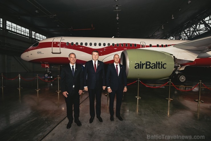 Latvijas lidsabiedrība airBaltic pasniedza unikālu dāvanu Latvijai simtgadē – lidmašīnu ar īpašo krāsojumu. airBaltic Airbus A220-300 lidmašīnu ar reģ Latvijas lidsabiedrība airBaltic pasniedza unikālu dāvanu Latvijai simtgadē – lidmašīnu ar īpašo krāsojumu. airBaltic Airbus A220-300 lidmašīnu ar reģ 237766