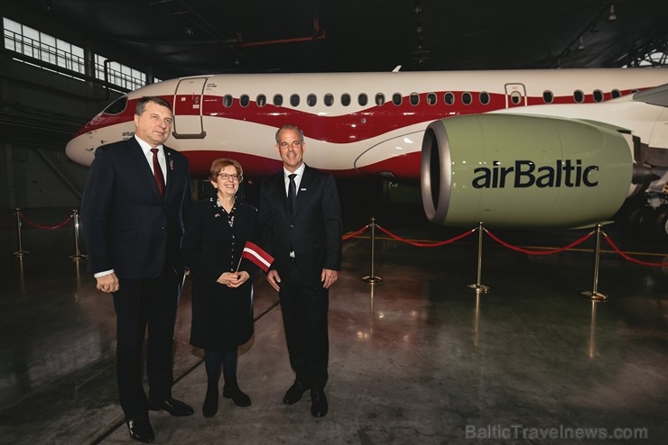 Latvijas lidsabiedrība airBaltic pasniedza unikālu dāvanu Latvijai simtgadē – lidmašīnu ar īpašo krāsojumu. airBaltic Airbus A220-300 lidmašīnu ar reģ Latvijas lidsabiedrība airBaltic pasniedza unikālu dāvanu Latvijai simtgadē – lidmašīnu ar īpašo krāsojumu. airBaltic Airbus A220-300 lidmašīnu ar reģ 237767