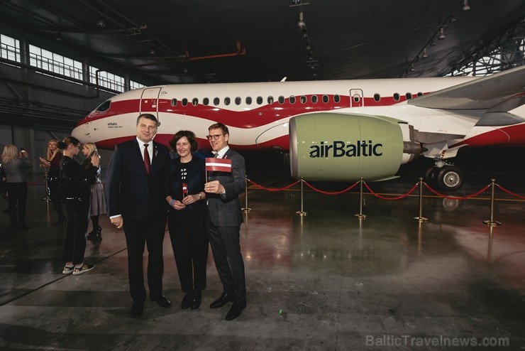 Latvijas lidsabiedrība airBaltic pasniedza unikālu dāvanu Latvijai simtgadē – lidmašīnu ar īpašo krāsojumu. airBaltic Airbus A220-300 lidmašīnu ar reģ Latvijas lidsabiedrība airBaltic pasniedza unikālu dāvanu Latvijai simtgadē – lidmašīnu ar īpašo krāsojumu. airBaltic Airbus A220-300 lidmašīnu ar reģ 237768