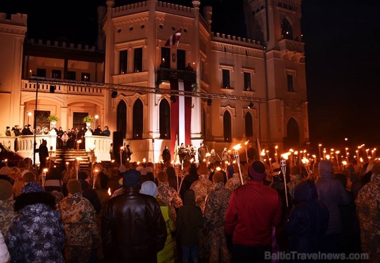 Alūksnē lieli un mazi dodas Lāčplēša dienas gājienā 238047