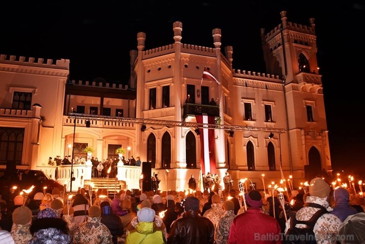 Alūksnē lieli un mazi dodas Lāčplēša dienas gājienā 238067