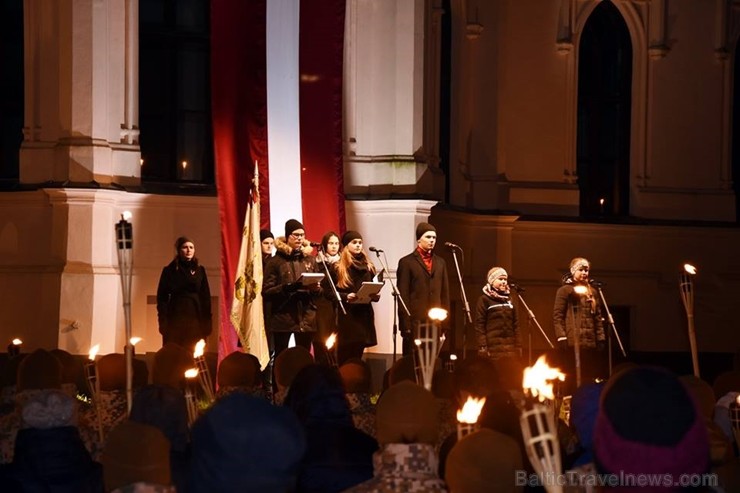Alūksnē lieli un mazi dodas Lāčplēša dienas gājienā 238069