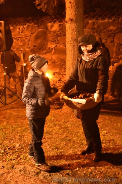 11. novembrī Jaunpils novada iedzīvotāji un viesi devās Lāčplēša dienas Gaismas gājienā no Jaunpils vidusskolas līdz Jaunpils pils laukumam, kur notik 238087